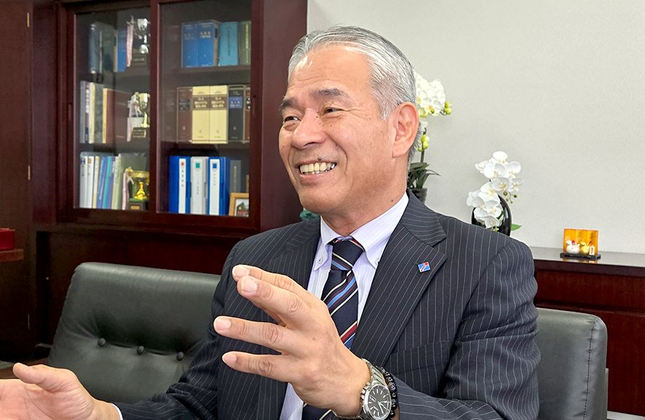 写真：代表取締役社長 岡田　亀彦